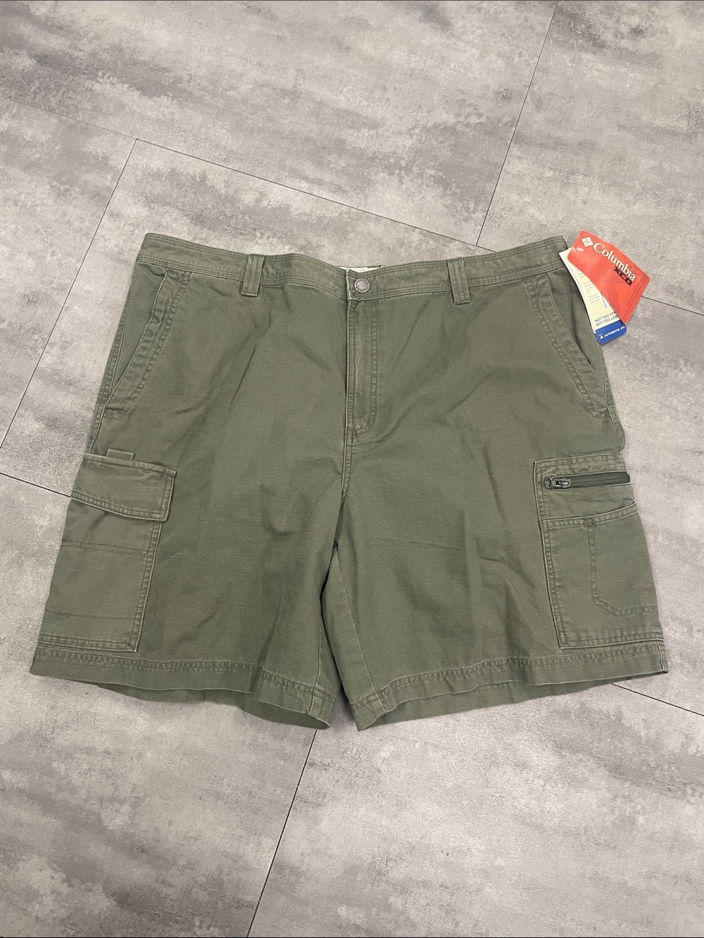 NWT men’s 42 waist Columbia cargo shorts